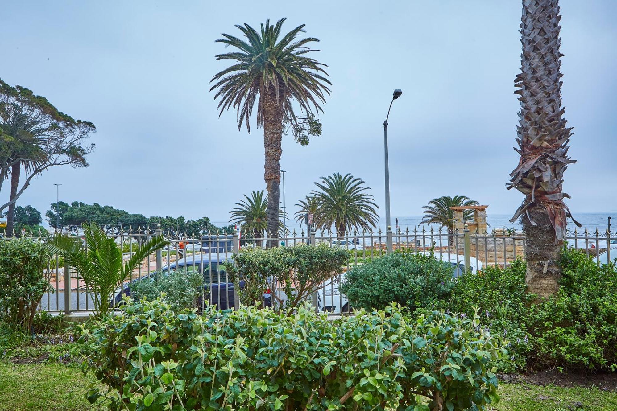 Tidal Pool Apartments - Camps Bay ケープタウン エクステリア 写真