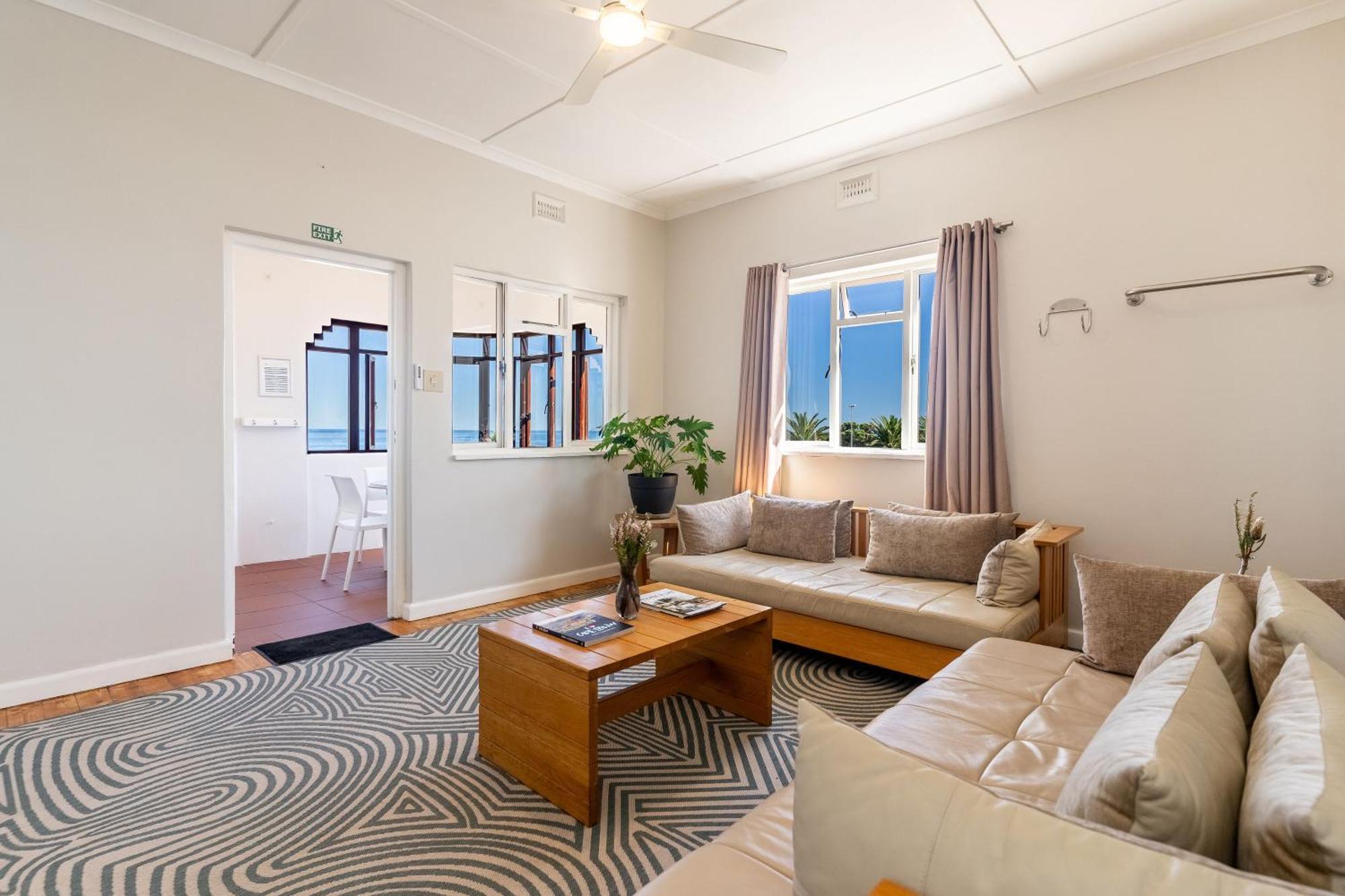 Tidal Pool Apartments - Camps Bay ケープタウン エクステリア 写真