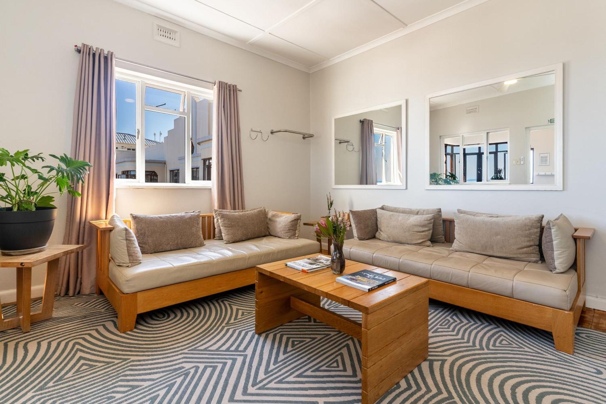 Tidal Pool Apartments - Camps Bay ケープタウン エクステリア 写真